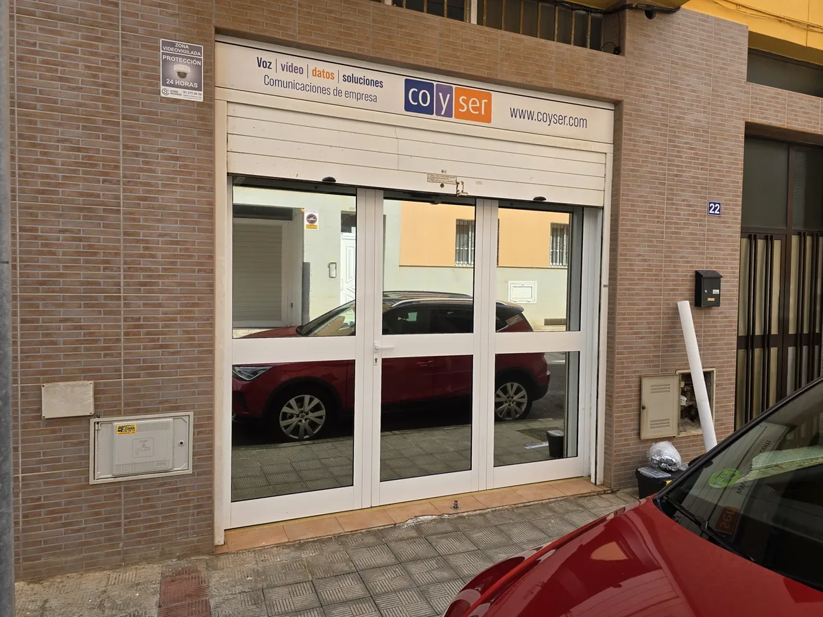 Lámina solar instalada en fachada acristalada en Tenerife