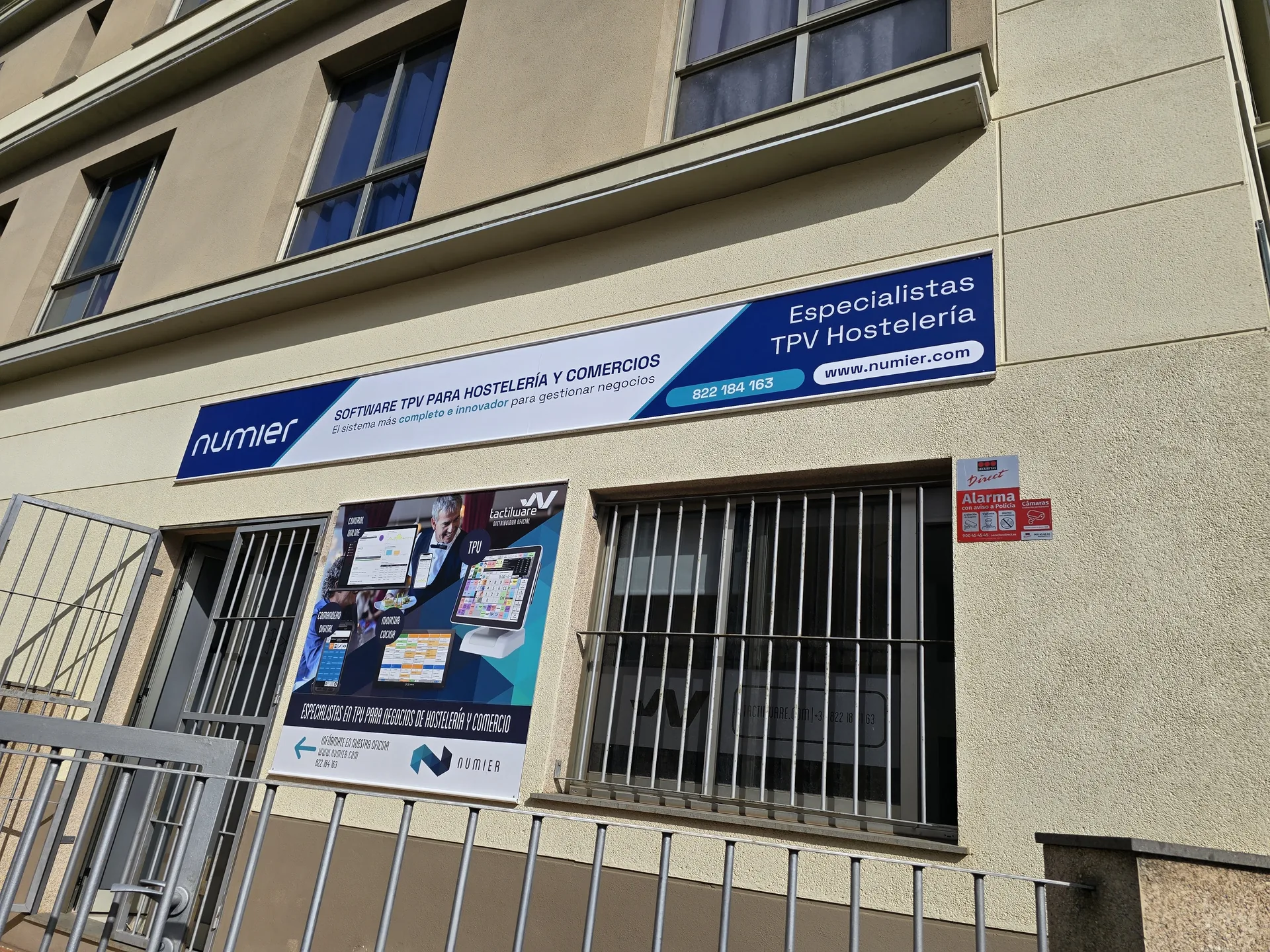Letrero comercial instalado en Tenerife