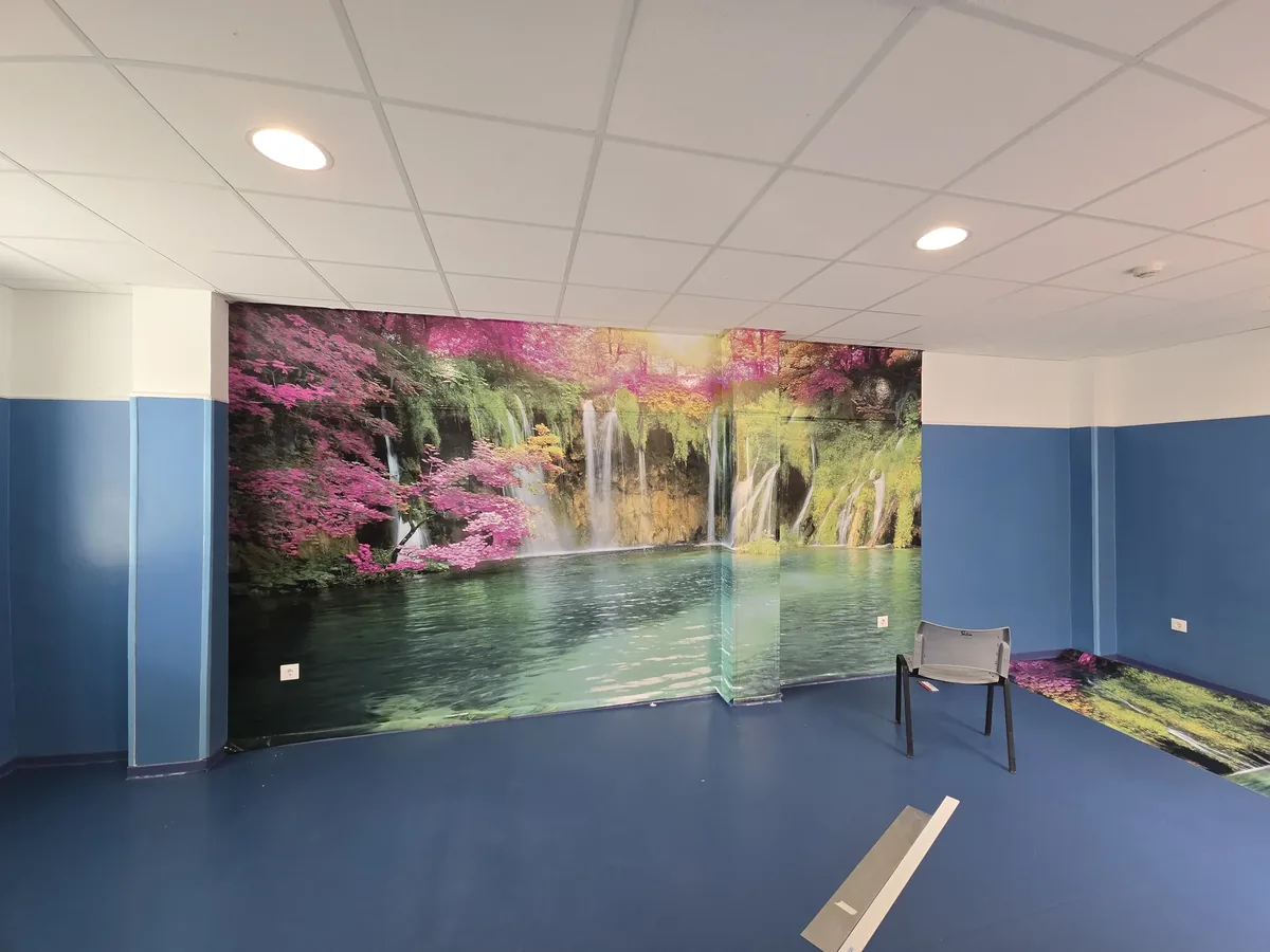 Mural decorativo de paisaje instalado en pared