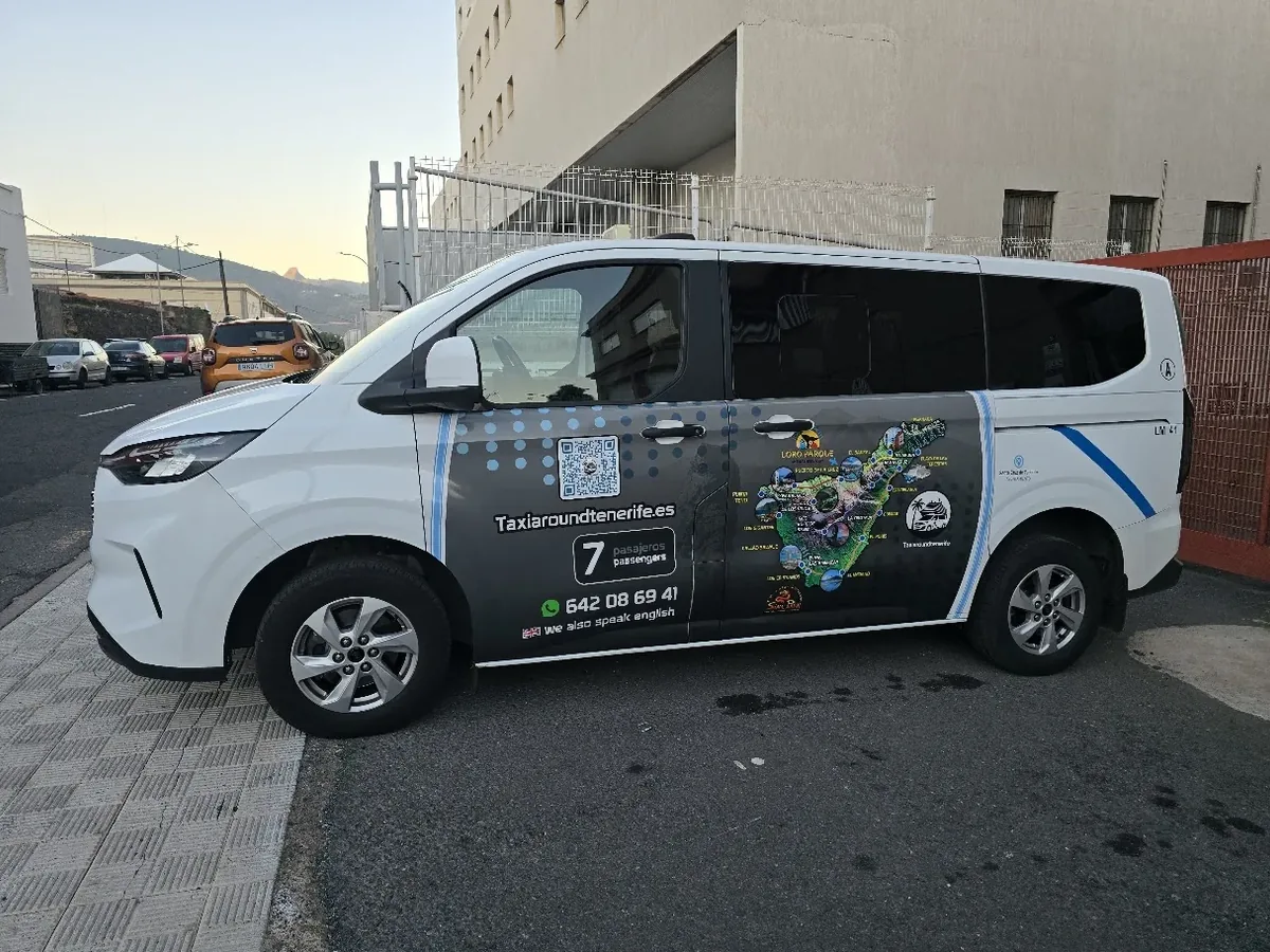 Rotulación de furgón taxi comercial en Tenerife