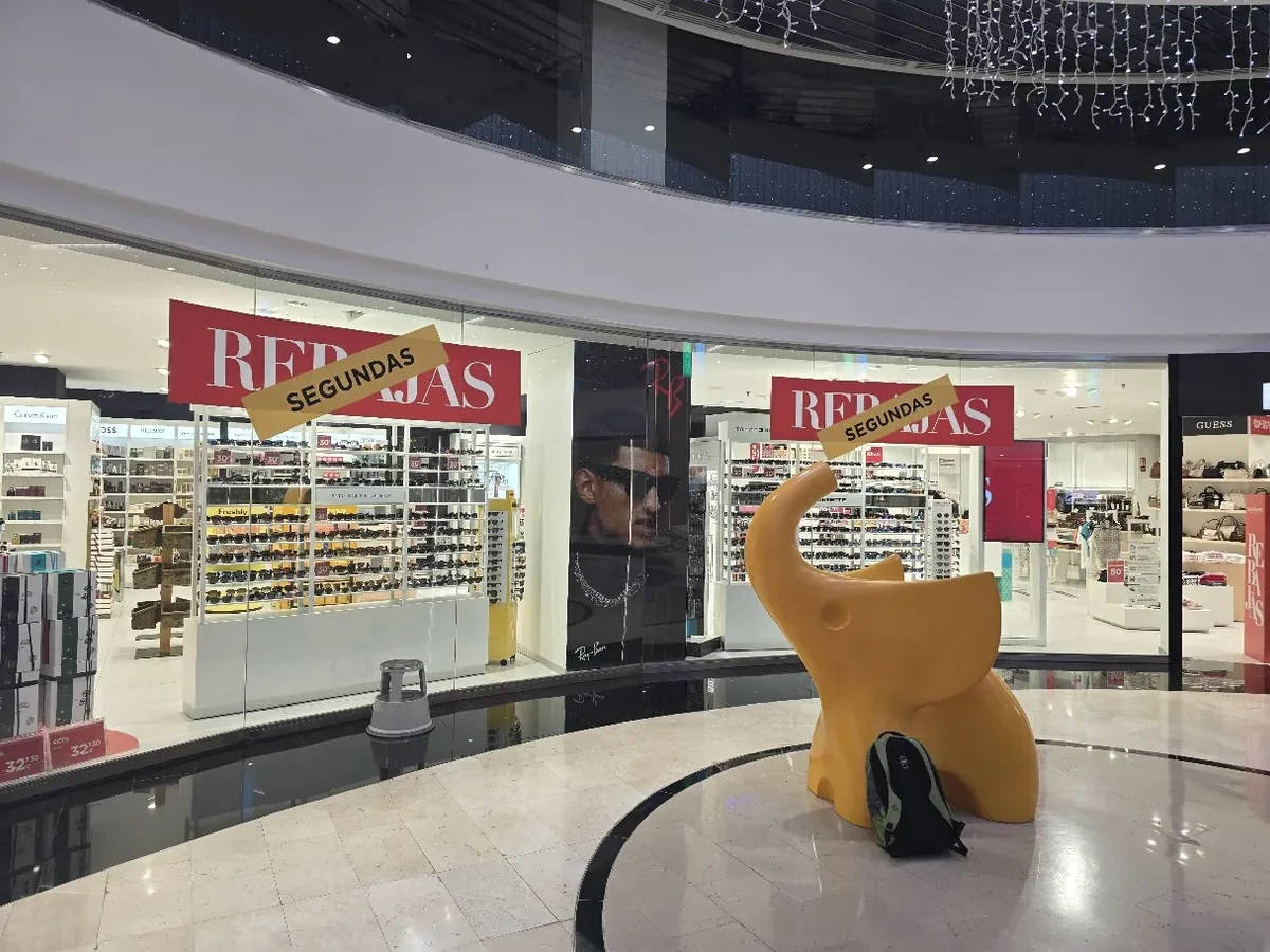 Vinilo para cristalera en centro comercial de Tenerife